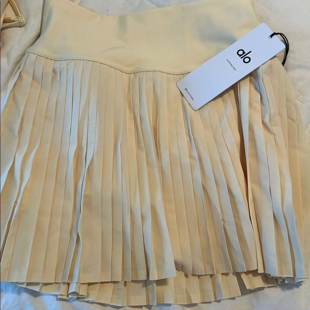French vanilla aka (candle light yellow) ALO Pleated Skirt and Airlift Bra set